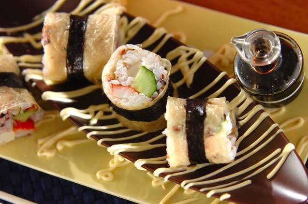 皿に盛りつけられた湯場巻きのカリフォルニアロール