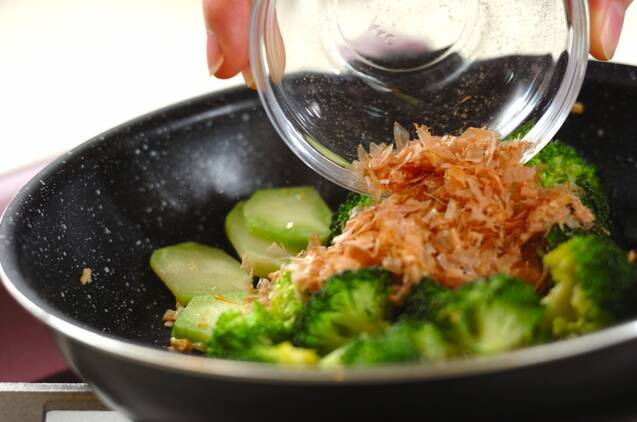 ブロッコリーのガーリックソテーの作り方の手順3