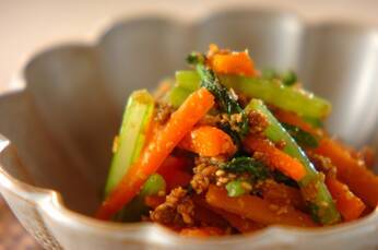 ニンジンとカブの葉のゴマ和え