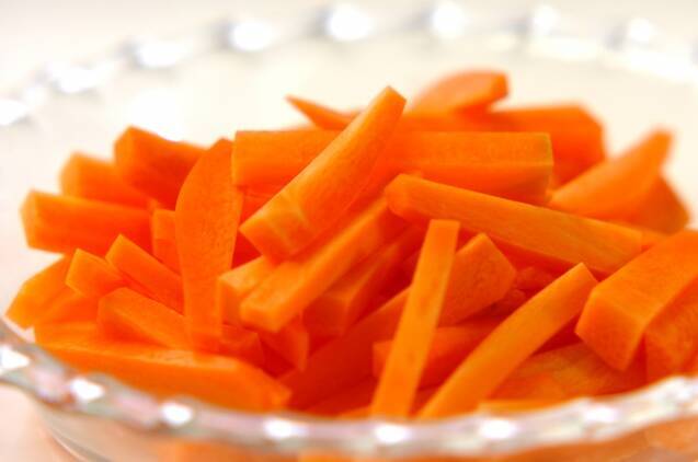 ニンジンとカブの葉のゴマ和えの作り方の手順1