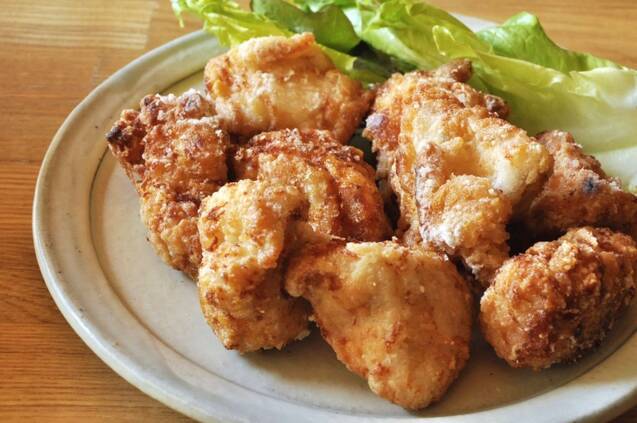 白いお皿に盛られた鶏むね肉の梅酢唐揚げ