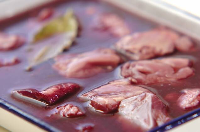 鶏もも肉と栗の赤ワイン蒸し煮の作り方の手順1
