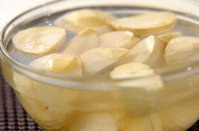 鶏もも肉と栗の赤ワイン蒸し煮の作り方の手順2