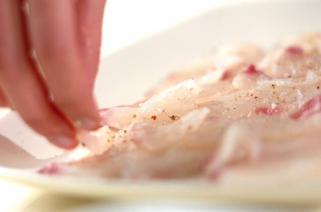 ハーブといただくカルパッチョの作り方の手順1