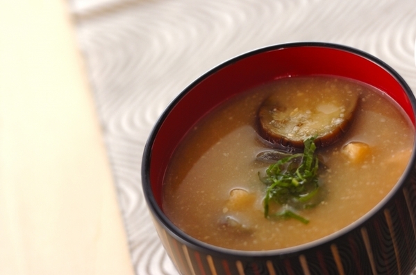 10. 油揚げとナスの味噌汁