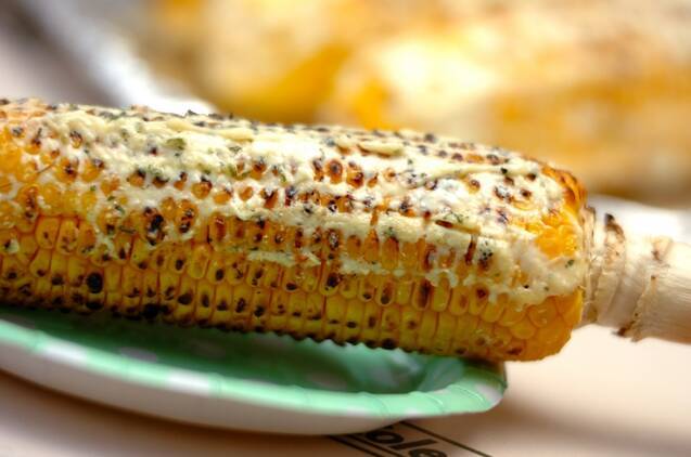 紙皿にのった焼きとうもろこし