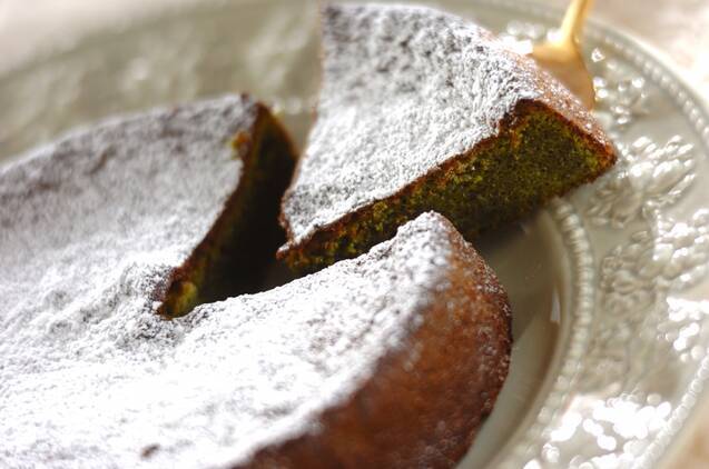 ガラスの皿にのっている抹茶とホワイトチョコレートのガトーショコラ