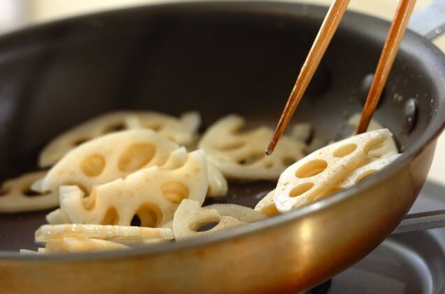 レンコンの黒ゴマきんぴらの作り方の手順2