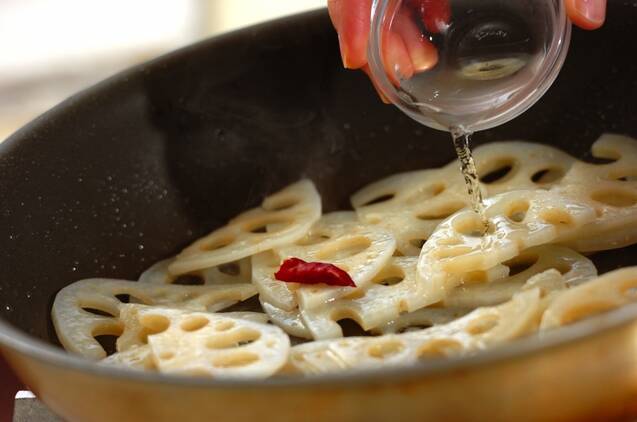 レンコンの黒ゴマきんぴらの作り方の手順3