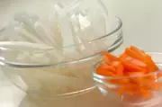 ご飯のお供に！大根とニンジンのきんぴらの下準備1