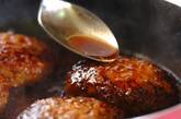 ハンバーグはソースで楽しむ 生姜の風味が絶品 by杉本 亜希子さんの作り方5