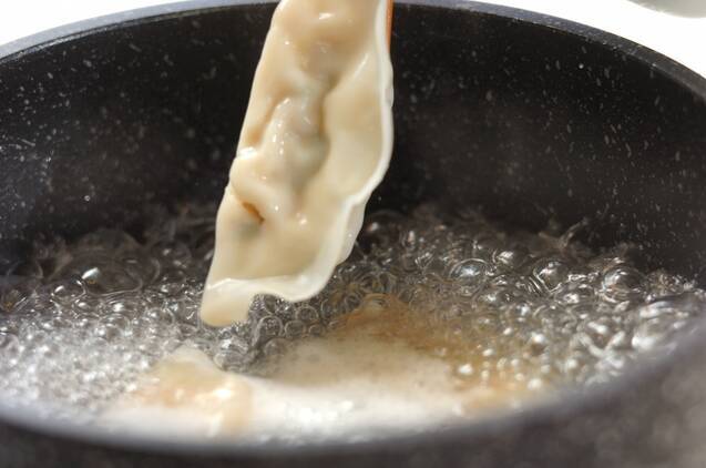 簡単餃子スープの作り方の手順2