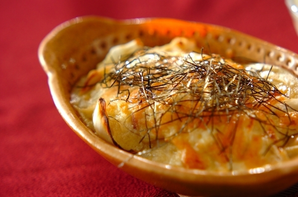 とんすいのような耐熱皿に入った豆腐とユリ根の豆乳グラタン