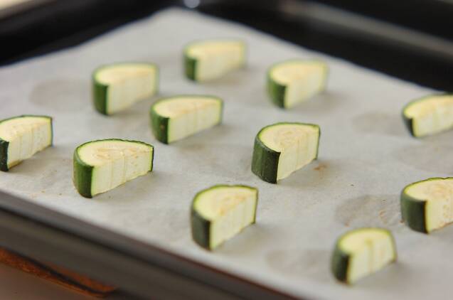 素焼きズッキーニのゴマ和えの作り方の手順1