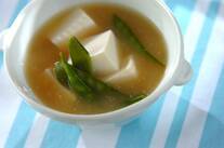 キヌサヤと豆腐のみそ汁