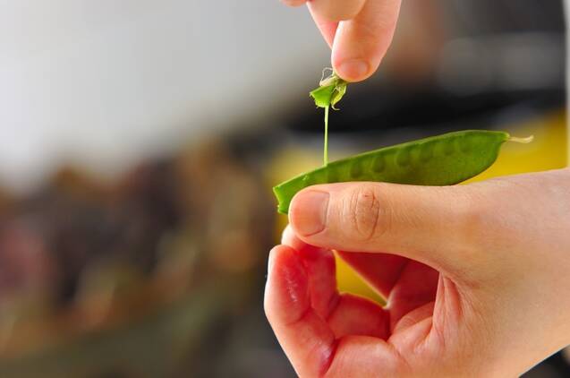 キヌサヤと豆腐のみそ汁の作り方の手順1