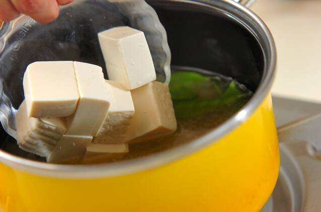 キヌサヤと豆腐のみそ汁の作り方の手順4