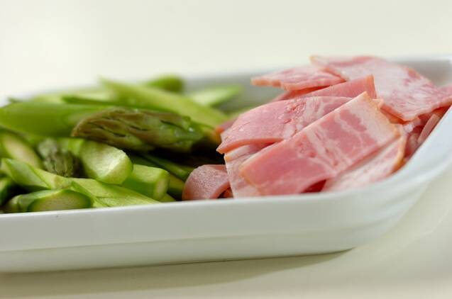 グリーンアスパラとベーコンのカレーソテーの作り方の手順1