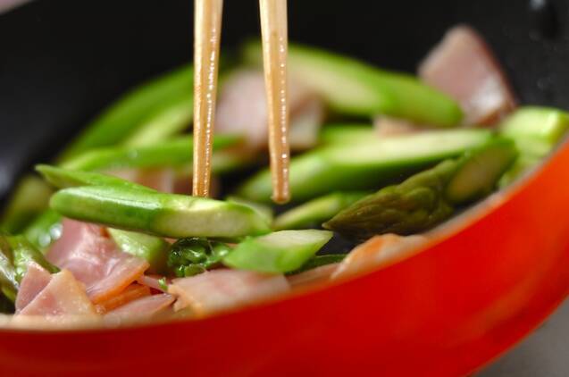 グリーンアスパラとベーコンのカレーソテーの作り方の手順2