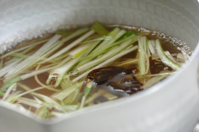 塩昆布と卵のスープの作り方の手順2