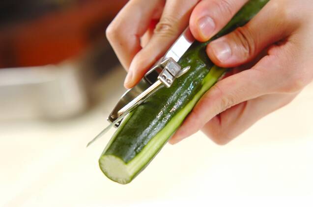 キュウリとセロリのサラダの作り方の手順1