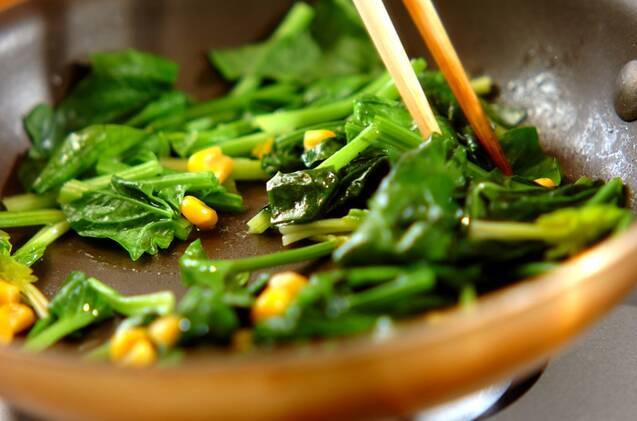 ホウレン草とコーンのバター炒めの作り方の手順2