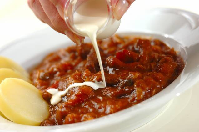 デミグラス缶でコク旨！ビーフストロガノフの作り方の手順5