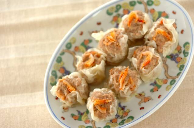 白い皿に盛り付けられた、桜えびのしゅうまい