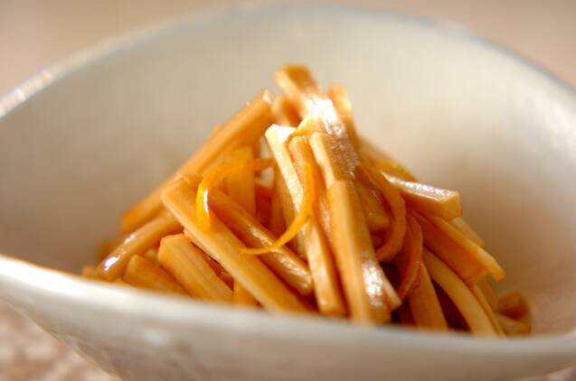 ベージュの器に盛りつけられた大根の皮のポン酢しょうゆ漬け