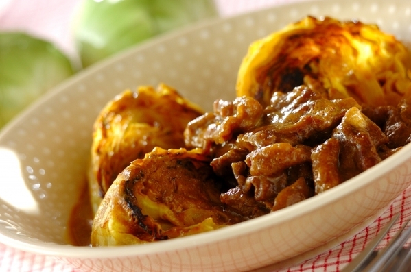 お皿に盛られた牛肉のキャベツのカレー風味煮込み