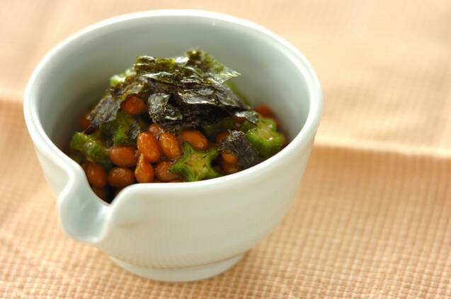 白い小鉢に盛りつけられた納豆とオクラのねばねば和え