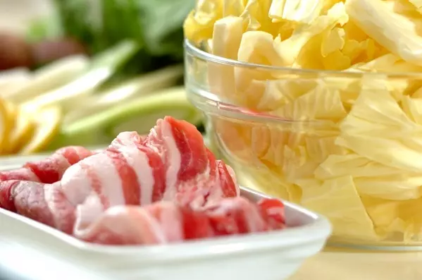 豚バラとキャベツのレモン鍋の下準備1