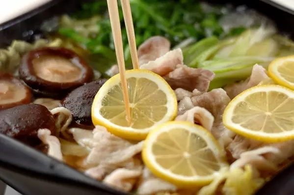 豚バラとキャベツのレモン鍋の作り方1