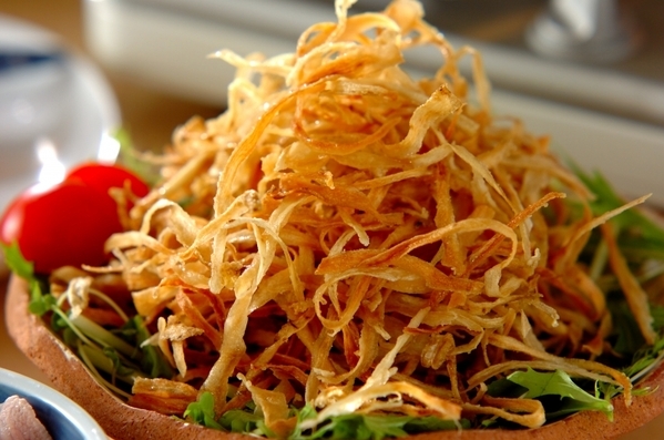 茶色い器に盛られた揚げゴボウのサラダ