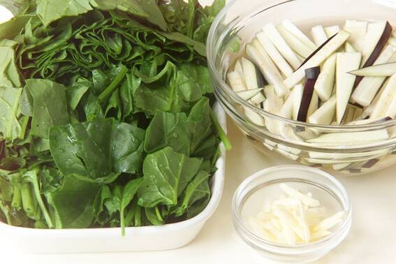 ほうれん草ニンニク炒めの作り方の手順1