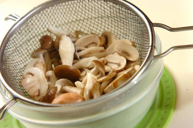 キノコのガーリックマリネの作り方の手順2