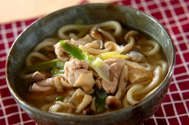 鶏肉としめじとねぎがのった鶏の旨塩うどん