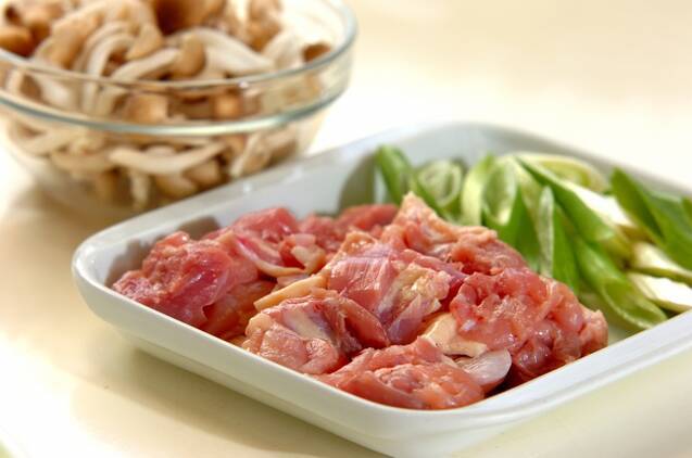 5分で完成！ゴマ油香る 鶏のうま塩うどんの作り方の手順1