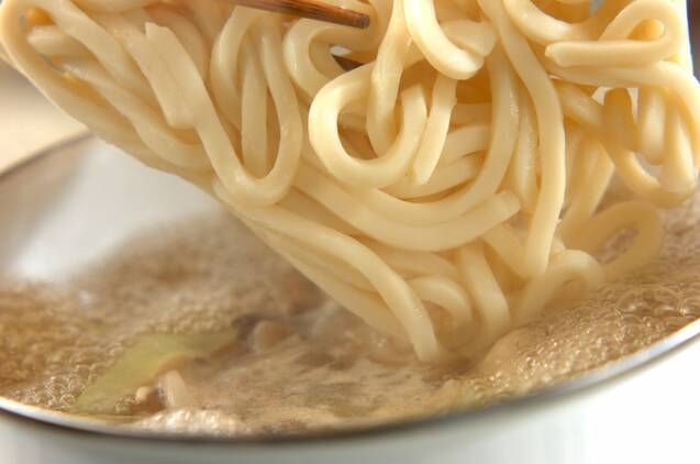 5分で完成！ゴマ油香る 鶏のうま塩うどんの作り方の手順3