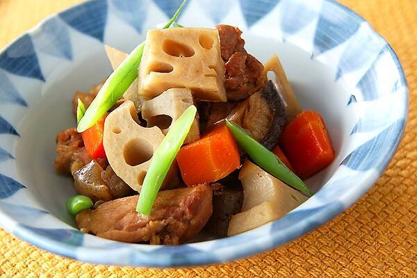 青い逆三角模様の器に盛りつけたいりどり