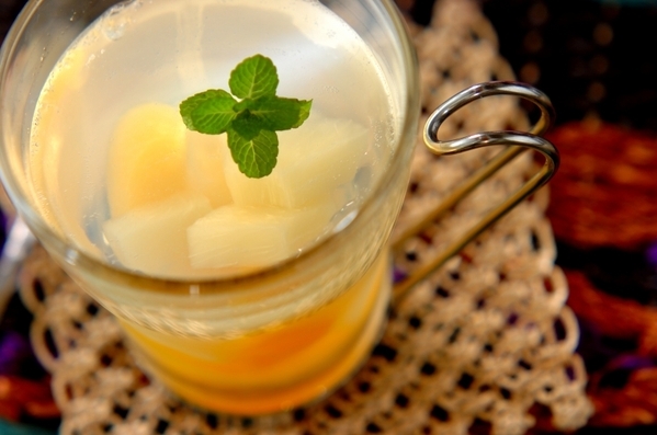 ガラス製のグラスに盛り付けられた、サイダーゼリー