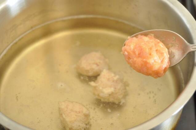 鶏つみれとレタスのスープの作り方の手順5