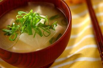 ほっとする味わい 豆腐と大根の基本の味噌汁 by 吉田 朋美さん