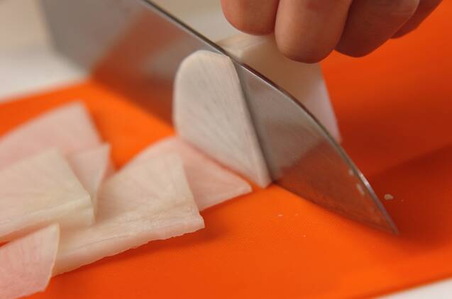 ほっとする味わい 豆腐と大根の基本の味噌汁 by 吉田 朋美さんの作り方の手順1