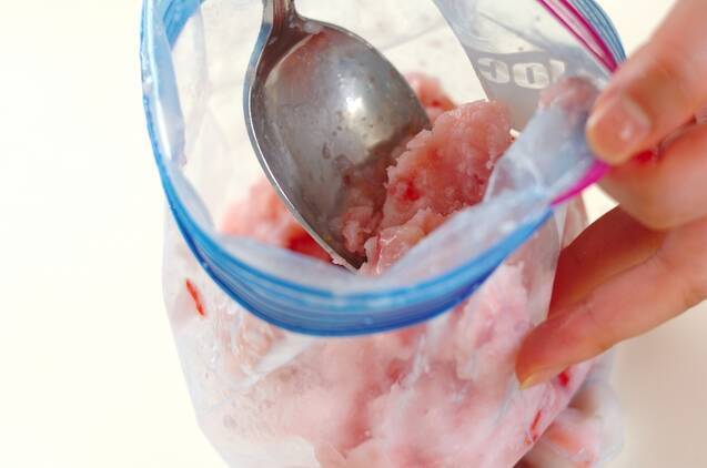 イチゴと甘酒のシャーベットの作り方の手順2