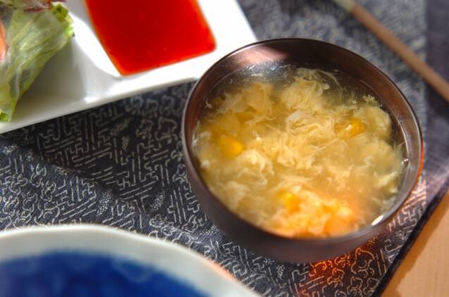 器に入った卵の中華スープ