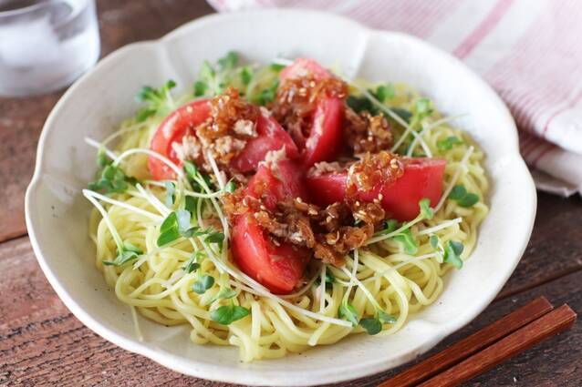 トマトとツナの焦がしねぎだれサラダ麺