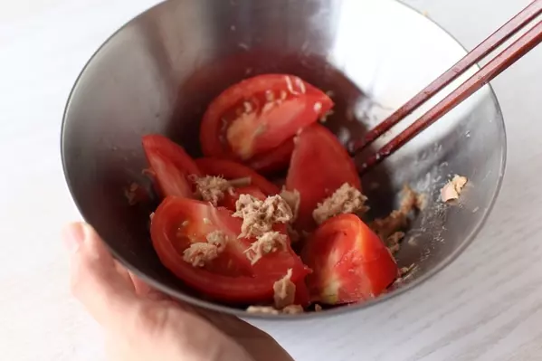 トマトとツナの焦がしねぎだれサラダ麺の作り方1