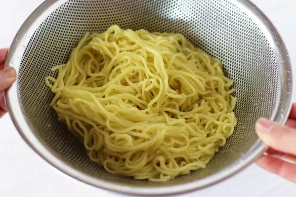 トマトとツナの焦がしねぎだれサラダ麺の作り方2
