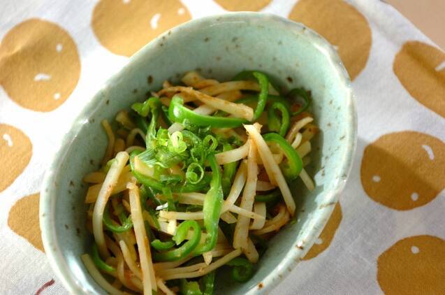 青い器に盛られたじゃがいもとピーマンの塩きんぴら